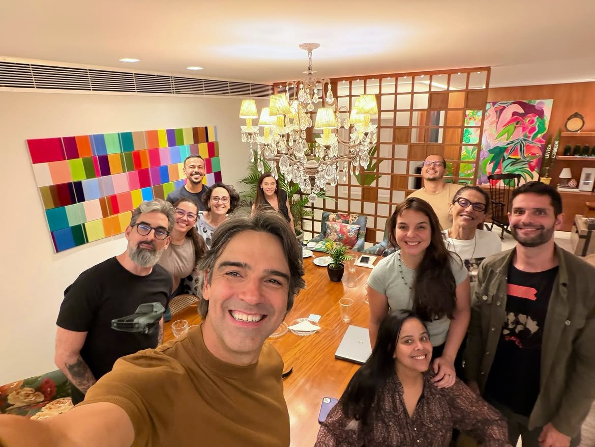 JulioCBati's tweet photo. Nossa um padrão somente de gente branca nas fotos da equipe do BBB , a diversidade só funciona na frente das câmeras https://t.co/8HC76Vf2YB