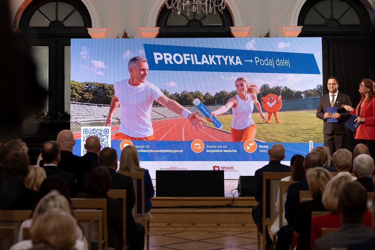 MI_GOV_PL's tweet photo. Profilaktyka – podaj dalej! 🩺

Wiceminister @Stan_Bukowiec wziął udział w konferencji inaugurującej „Wrzesień – Miesiąc Profilaktyki” oraz ogólnopolską kampanię „Profilaktyka – podaj dalej”.

To wspólna inicjatywa kilku ministerstw, której celem jest zachęcenie Polek i Polaków do regularnych badań i świadomego dbania o zdrowie. 

@MI_GOV_PL również włącza się w tę akcję. Informacje zachęcające do badań będą docierać do milionów osób – m. in. w pociągach @PKPIntercityPDP, na lotniskach oraz w obiektach @GDDKiA. W działania zaangażują się także @PKP_PLK_SA  i @Porty_Lotnicze.

We wrześniu w całej Polsce odbędzie się ponad 500 wydarzeń i akcji zdrowotnych. Warto zrobić pierwszy krok i sprawdzić, jakie badania profilaktyczne możemy wykonać.

Zadbaj o siebie. Zadbaj o bliskich. Podaj dalej!