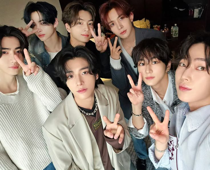 Jane_08_20_777's tweet photo. ENGENE won’t allow HYBE to dim Jungwon and Sunoo’s smiles. We demand equal respect and fair treatment for every member.

두 사람의 미소가 영원히 이어지길
#BlueMoon_with_SUNOO_JUNGWON
#BoycottHYBE_StandForSevEN https://t.co/76WPkCCLHS
