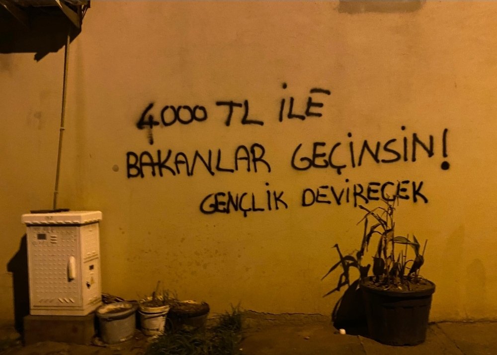 gdevirecek111's tweet photo. 4000 TL İle Bakanlar Geçinsin!

Yeni bir öğretim dönemi başlarken birçok öğrenci barınma sorunlarıyla karşı karşıya kalırken, aylık 4 bin TL KYK bursuyla geçinmeye çalışan öğrenciler bir yandan da artan yemekhane ve yurt ücretleriyle mücadele ediyor.

Öğrencilere “uygun” ve “erişilebilir” olarak sunulan bu ücretler, aylık KYK bursu üzerinden değerlendirildiğinde dahi öğrencilerin temel ihtiyaçlarını karşılamaya yetmiyor. 

Artan yaşam maliyetleri karşısında geçinemeyen öğrenciler, eğitimlerini sürdürebilmek için ek işlerde çalışmak zorunda bırakılıyor.

En temel haklarımız olan barınma ve beslenme hakkımıza yönelik bu saldırıları kabul etmiyoruz.

NATO ve savaş bütçeleri artarken üniversitelerin bütçelerinin kısılmasını kabul etmiyoruz. 

Nitelikli, erişilebilir ve ücretsiz barınma ve beslenme hakkımızı derhal geri istiyoruz!