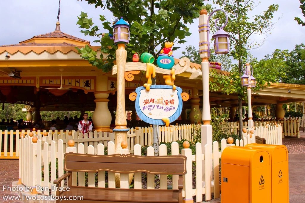 muzystar15's tweet photo. WINIE POH ESTA PROHIBIDO EN CHINA PORQUE AL PRESIDENTE LE ENFADA QUE LO LLAMEN ASI

 Disneyland Shangai con una zona entera dedicada a Winnie Poh: https://t.co/sdBrW95Fij