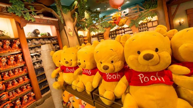 muzystar15's tweet photo. WINIE POH ESTA PROHIBIDO EN CHINA PORQUE AL PRESIDENTE LE ENFADA QUE LO LLAMEN ASI

 Disneyland Shangai con una zona entera dedicada a Winnie Poh: https://t.co/sdBrW95Fij