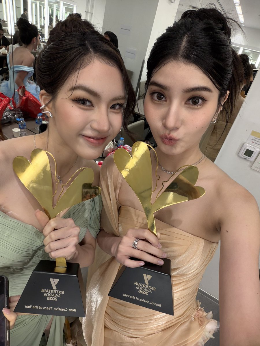 mable_siriwalee's tweet photo. ขอขอบคุณทาง Y Entertainment มากๆเลยนะคะที่มอบรางวัลอันทรงคุณค่าทั้งสองรางวัลให้กับพวกเรา🤍🤍🤍  

ขอบคุณแฟนคลับทุกๆคนทุกๆท่านมากๆนะคะ🤍 ที่คอยให้การสนับสนุน และให้กำลังใจมาโดยตลอด รักน้าาาาา รางวัลนี้ก็ของทุกคนเหม���อนกันน้าาาา กลับบ้านกันดีดีน้าาา กินข้าวด้วยน้า รักนะงับ🫶🏻

Thank you so much to Y Entertainment for giving us these two valuable awards 🤍🤍🤍

Thank you so much to all the fans 🤍 for your continuous support and encouragement. We love you all! These awards belong to all of you too! Have a safe trip home and eat well! Love you! 🫶🏻

非常感谢Y Entertainment颁发给我们这两项���贵的奖项🤍🤍🤍

非常感谢所有粉丝🤍一直以来的支持和鼓励。我们爱你们！这些奖项也属于你们所有人！祝你们一路平安，好好吃饭！爱你们！🫶🏻

BLEJIE AT Y ENTERTAIN AW26 
#YentertainAwards2026xBleJie
#blejie
#mable_siriwalee 
#pangjiewr 
#YentertainAwards2026