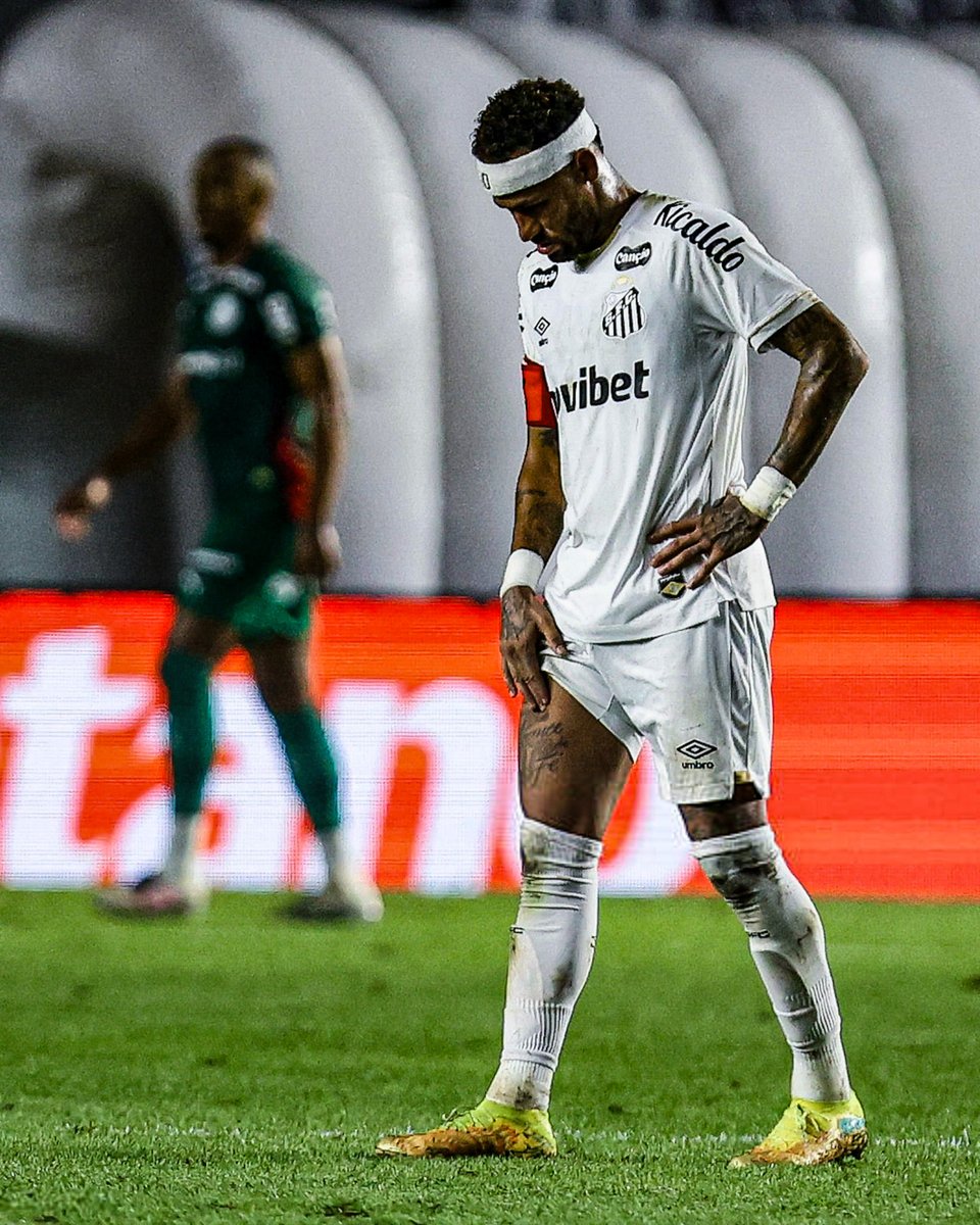 AtaqueFutbolero's tweet photo. 😳🇧🇷 EL DURÍSIMO POSTEO DE NEYMAR JÚNIOR CONTRA EL CANCHERO DEL SANTOS:

“Quería felicitar a nuestro responsable del campo de juego de Vila Belmiro...

Ayer fue el PEOR CÉSPED QUE VILA HA TENIDO, LLENO DE POZOS porque hicieron la compactación un día antes del partido.

¡INCREÍBLE! Además de jugar contra el adversario, jugamos contra el campo... y encima hacemos más fuerza para arrancar y frenar durante la carrera porque el campo está irregular. 

No fue casualidad que 3 sintieran molestias en el primer tiempo… 

¡FELICITACIONES! EXCELENTE TRABAJO DE MIER**”.