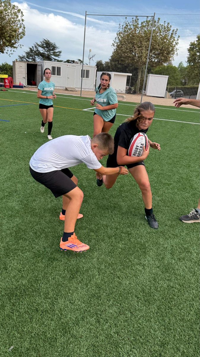 RugbyBadalona's tweet photo. Et busquem a tu 🫵🏻 vols jugar a rugby? vine i gaudeix de l'esport, l'amistat i el millor ambient des de els 5 anys tenim equips per totes les edats, femenins i masculins 🦈💙
Contacta'ns per DM i t'informem https://t.co/Rhz221b5eS