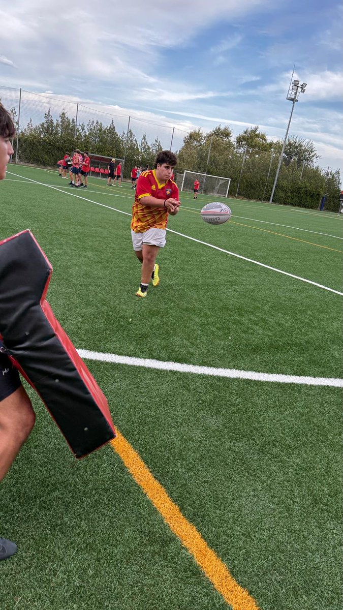 RugbyBadalona's tweet photo. Et busquem a tu 🫵🏻 vols jugar a rugby? vine i gaudeix de l'esport, l'amistat i el millor ambient des de els 5 anys tenim equips per totes les edats, femenins i masculins 🦈💙
Contacta'ns per DM i t'informem https://t.co/Rhz221b5eS