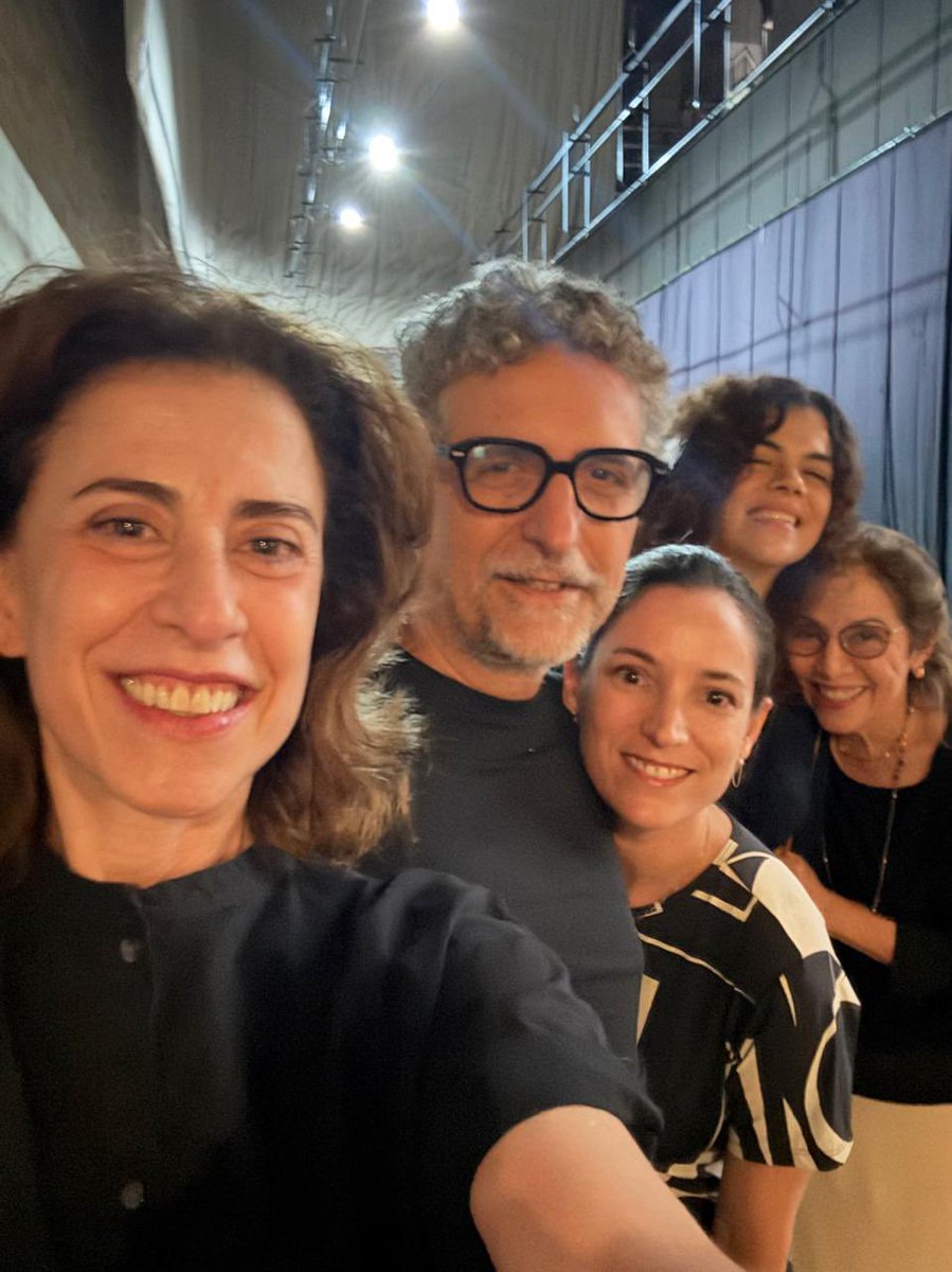 kmendoncafilho's tweet photo. Eu fui pegar o ingresso na produção de A CASA DOS BUDAS DITOSOS e tinha esse post it cabeludo lindo colado ♥️. E que peça incrível, que texto brasileiro maravilha e que Fernanda gigante falando de Vida. Ave Maria. Obrigado. https://t.co/qhYl3JyRAF