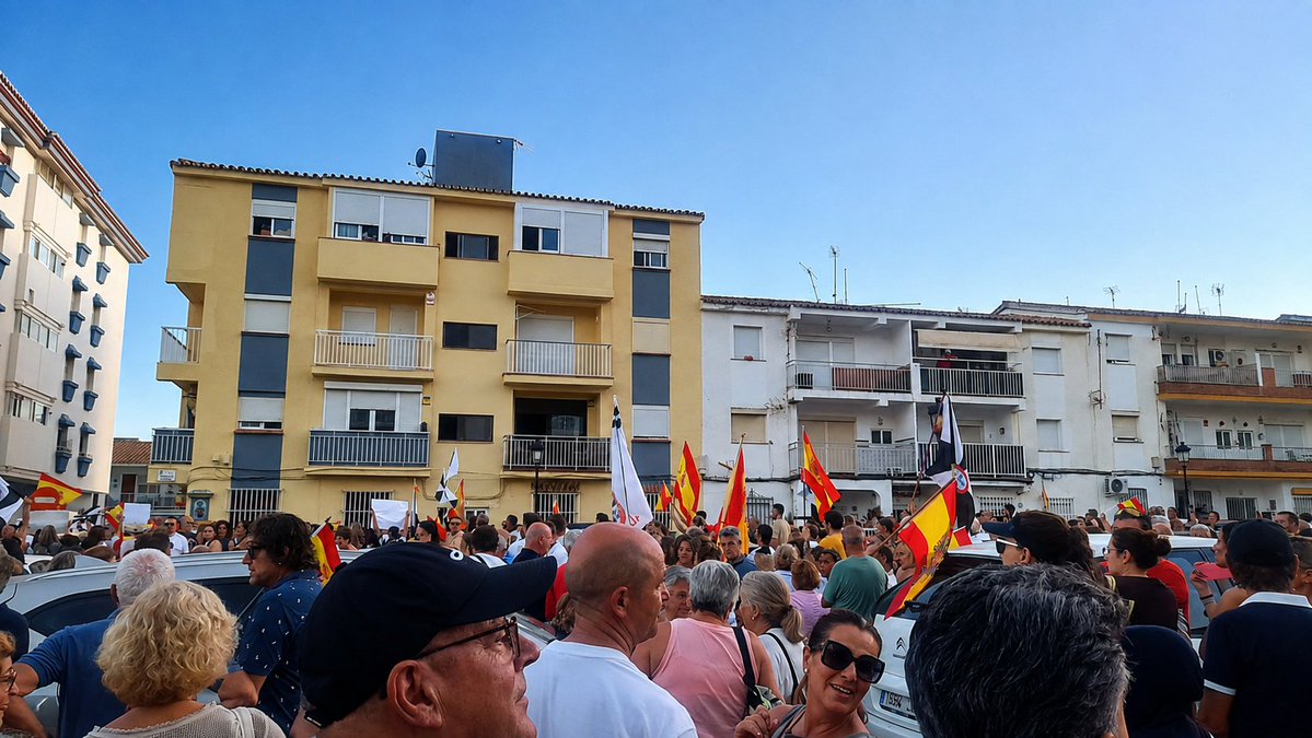ajmarinberjas's tweet photo. 🟩 ¡𝗠𝗔𝗡𝗜𝗟𝗩𝗔 𝗖𝗢𝗡 𝗖𝗘𝗨𝗧𝗔! 🇪🇸💪Ayer, 1,000 manilveños se manifestaron en Sabinillas para apoyar a los ceutíes y defender con orgullo la soberanía de España. ❤️🤝Gracias a todos. Mención especial a:👇
🔹 @CarlosDeUrrecha
🔹AntonioRamírez
🔹@JuanVazMat
🔹@Salvademalaga https://t.co/s1U4r0ncU1