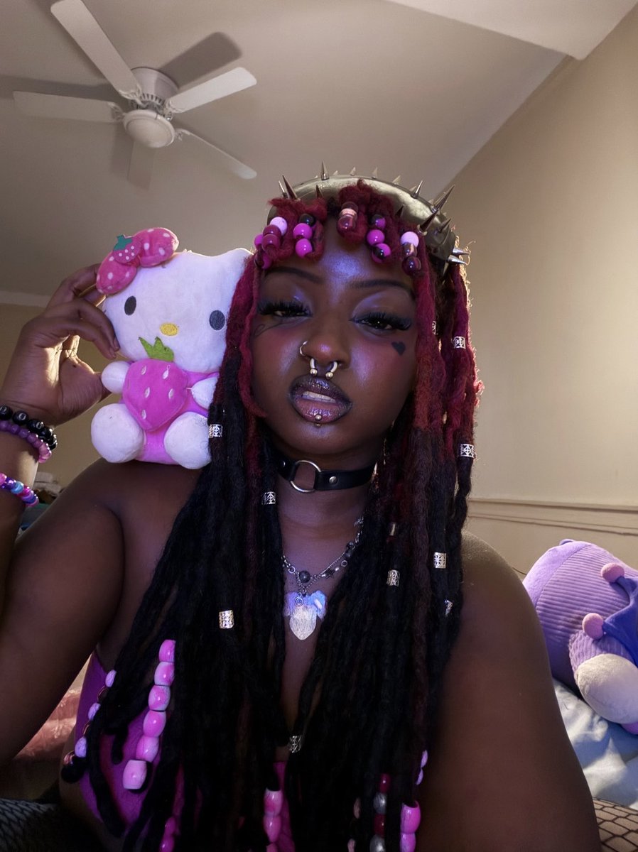Deathbarbie999's tweet photo. Killin' these hoes, they think I do rituals https://t.co/lQQHN5reFB