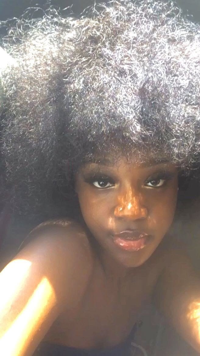 favouroo000's tweet photo. Brown skin girl or light skin girl https://t.co/9TE9sdFyVS