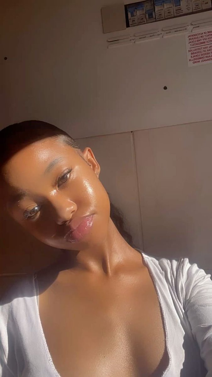 favouroo000's tweet photo. Brown skin girl or light skin girl https://t.co/9TE9sdFyVS