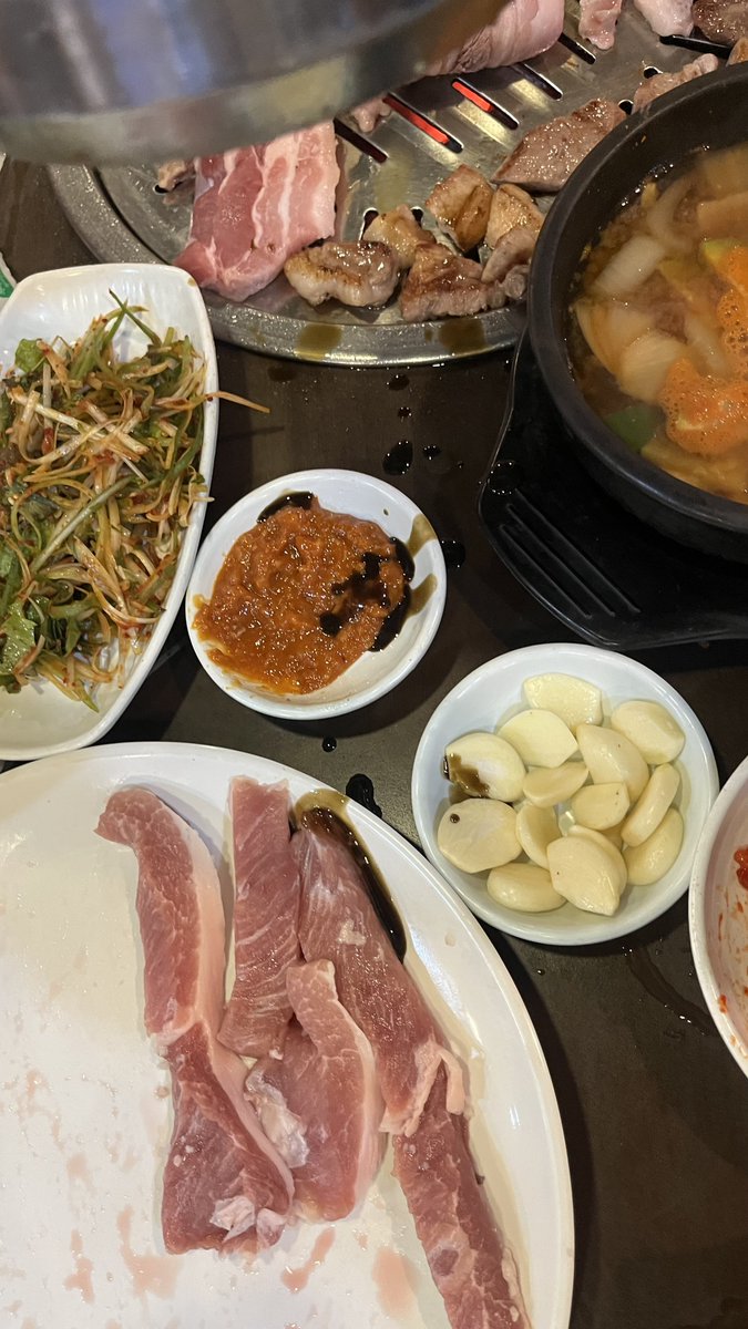 abyokado's tweet photo. 나 원래 악플 잘 안 다는데 개불호후기
진짜 최악이었슨 숯불 올리니까 뜨거웠는지 뭔 작은 벌레들이 스멀스멀 테이블 위를 기어다니기 시작;;
테이블 어두워서 겨우 발견한것만 해도 한 5마리였는데 뭔 아까 문열어둬서 그런가보다는 말도안되는 변명을..그리고 우리가 안 괜찮은데 에이 괜찮아요~~!! https://t.co/z2gyHtqrFw