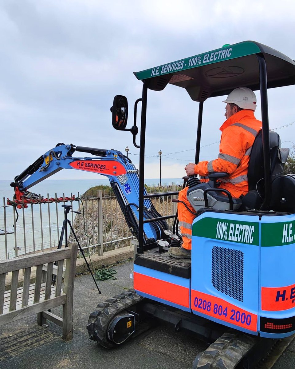 Masterhitch's tweet photo. This custom attachment was designed and manufactured for @planthireHE, who required a bespoke solution.
This attachment was created to carry out railing testing in Kent.
Contact the team: https://t.co/CUNmSgKm48
#bespokeattachment #attachment #ukconstruction #diggerattachment https://t.co/GWR4lSsF28