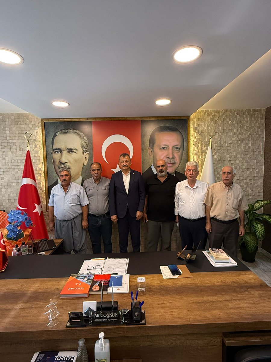 coskunali_01's tweet photo. Mithatpaşa Mahalle Muhtarımız Sayın Cengiz Şen, Sarıhamzalı Mahalle Muhtarımız Sayın Mustafa Akbaş, Mekan Mahalle Muhtarımız Sayın Mehmet Aldanma, Murat Yıldız Camii Dernek Başkanı Sayın Adem Uzun ve Sayın Ekrem Anık’ı İlçe Başkanlığımızda misafir ettik.

Mahallelerimizin ihtiyaçlarını, hemşehrilerimizin beklentilerini ve Seyhan’ımız için yapılabilecekleri samimiyetle konuştuk.

Bizim siyasetimiz; mahalleyi dinleyen, vatandaşa dokunan, çözümü birlikte üreten bir anlayışın siyasetidir.

Kıymetli ziyaretleri ve güzel sohbetleri için kendilerine teşekkür ediyorum.

#GüçlüTeşkilatGüçlüSeyhan