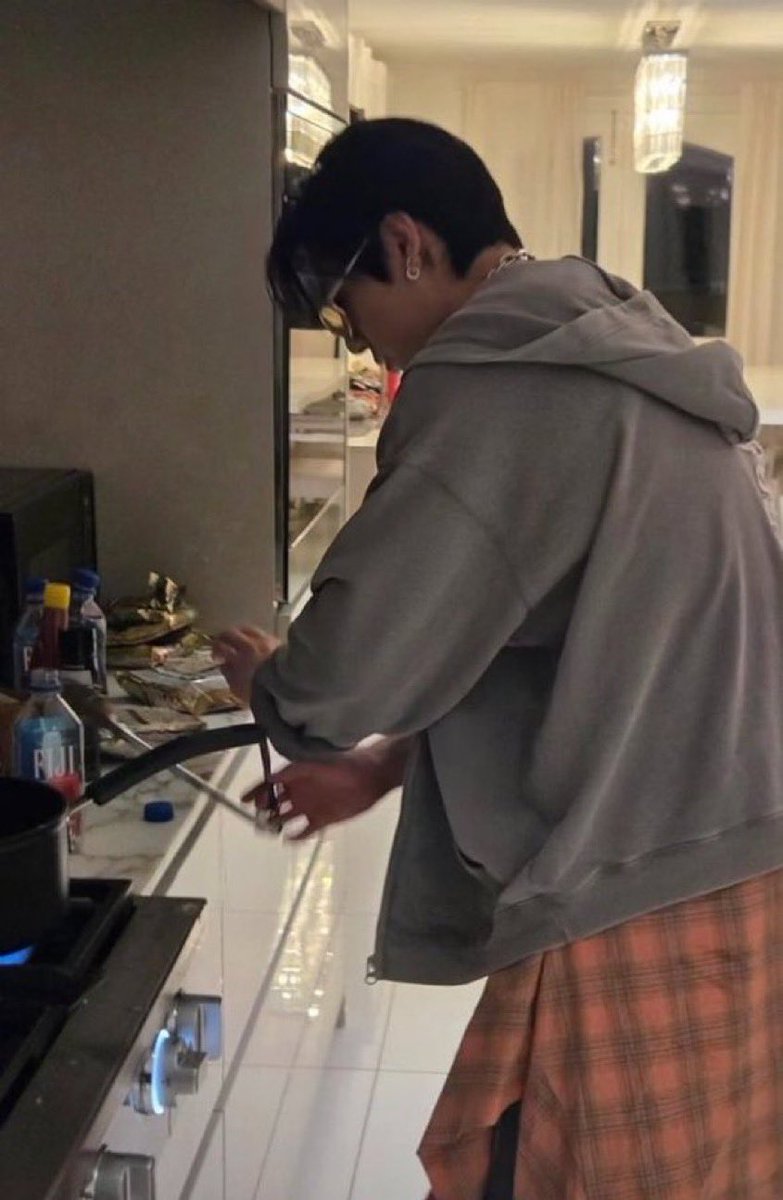 kitteewhysker's tweet photo. taekookers thinking jimin’s deleted story is ai &amp; jikookers thinking tae’s deleted video is ai you have to laugh omg wake up https://t.co/8tzAJpZ2Yh