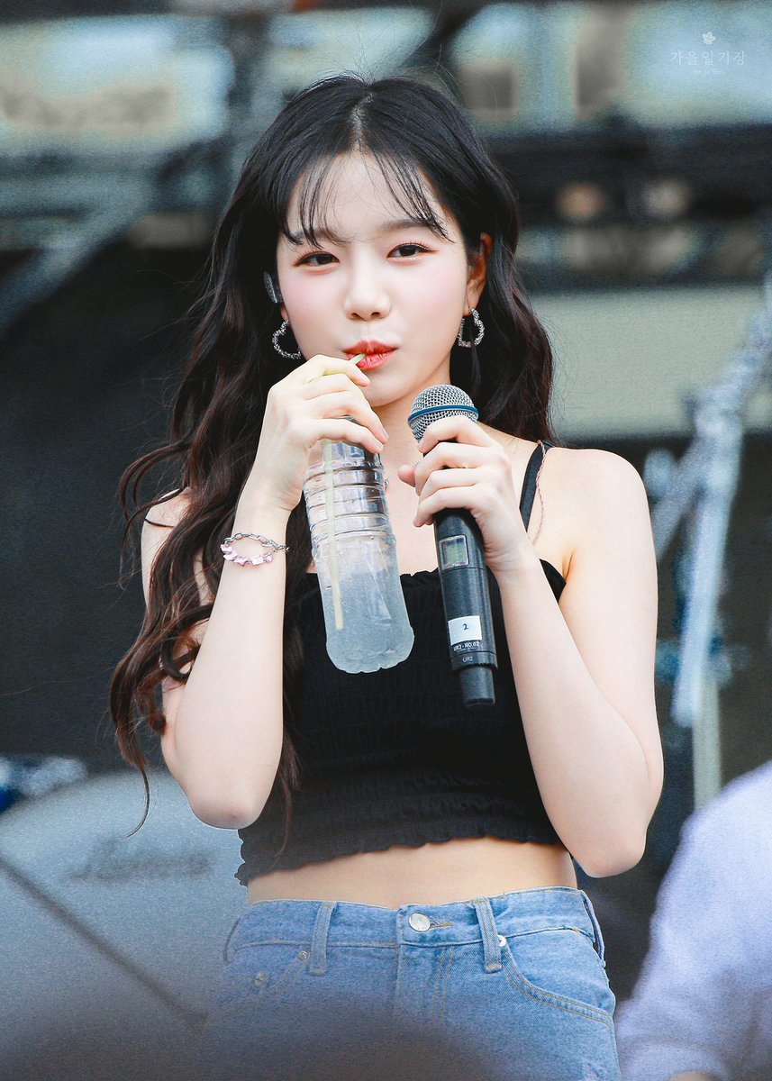 XR_YULGUMI's tweet photo. I love my birthday 🖤🩵 #조유리 https://t.co/yjPoj4JvTK