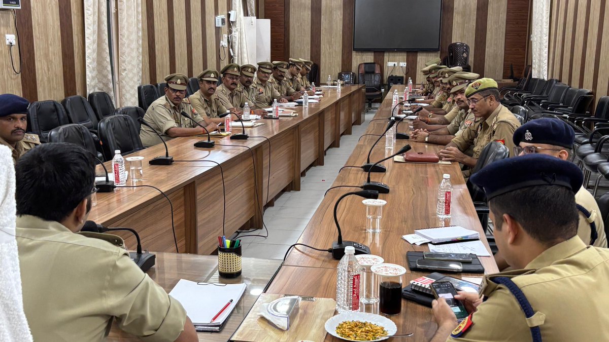 sultanpurpolice's tweet photo. आगामी कृष्ण जन्माष्टमी, गणेश पूजा एवं दुर्गा पूजा पर्व को शांतिपूर्ण, सकुशल एवं सौहार्दपूर्ण वातावरण में सम्पन्न कराने हेतु #SP_STR श्री विनीत जायसवाल ने पुलिस लाइन सभागार में अपर पुलिस अधीक्षक, समस्त क्षेत्राधिकारी एवं थाना प्रभारियों के साथ समीक्षा बैठक की। अधि/कर्म0 को सुरक्षा, यातायात, भीड़ प्रबंधन, संवेदनशील स्थानों पर सतर्कता एवं सोशल मीडिया मॉनिटरिंग सहित आवश्यक दिशा-निर्देश दिए गए।
#SultanpurPolice #UPPolice