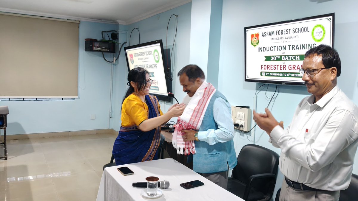 csbmot's tweet photo. The Member Secretary, Central Silk Board, visited the Assam Forest School, Guwahati, and interacted with the forester trainees. He addressed key aspects of Joint Forest Management, conservation of rare, endangered and threatened (RET) species, and valuation of ecosystem services, highlighting the importance of sustainable forest management and community participation in conservation efforts.

#CentralSilkBoard #AssamForestSchool #ForestryTraining #RETConservation #JointForestManagement

@TexMinIndia @girirajsinghbjp @PmargheritaBJP @IfsSivakumar