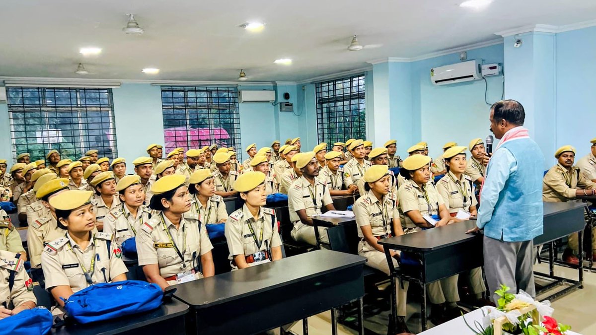 csbmot's tweet photo. The Member Secretary, Central Silk Board, visited the Assam Forest School, Guwahati, and interacted with the forester trainees. He addressed key aspects of Joint Forest Management, conservation of rare, endangered and threatened (RET) species, and valuation of ecosystem services, highlighting the importance of sustainable forest management and community participation in conservation efforts.

#CentralSilkBoard #AssamForestSchool #ForestryTraining #RETConservation #JointForestManagement

@TexMinIndia @girirajsinghbjp @PmargheritaBJP @IfsSivakumar