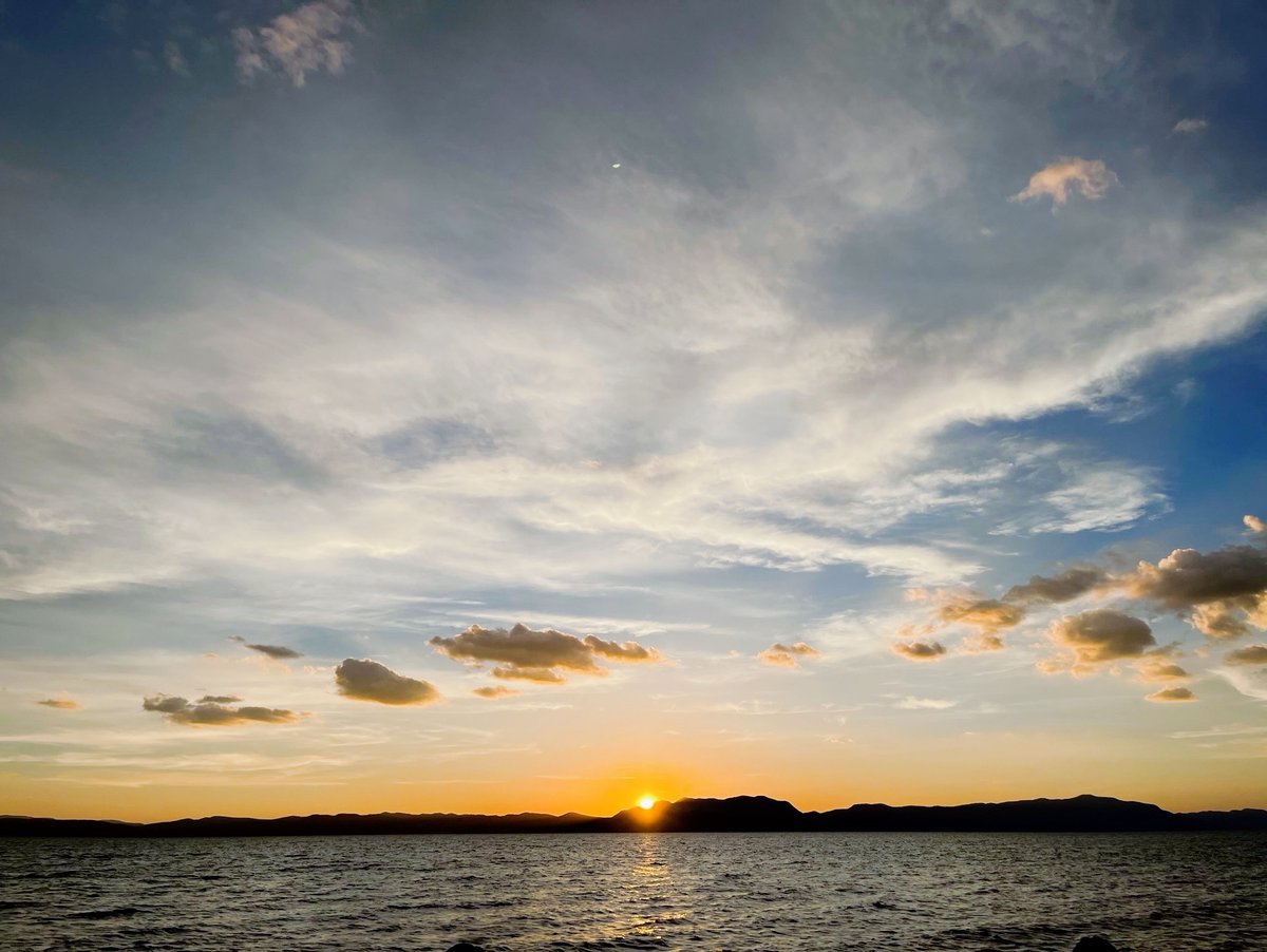 NorahJervite3l's tweet photo. Para quienes empiezan en la fotografía: la luz natural es tu mejor aliada! Prueba a sacar fotos cerca de una ventana al atardecer, verás cómo mejora todo. https://t.co/CDZJxDgxkY