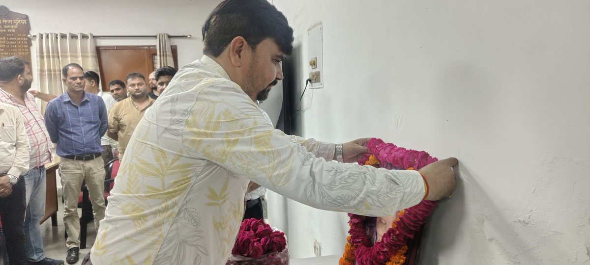 LkoDivisionNRMU's tweet photo. आज दिनांक 3 सितंबर को AIRF के श्रद्धेय स्वर्गीय कॉम. जे. पी. चौबे जी की 18वीं पुण्यतिथि के अवसर पर यूनियन कार्यालय, चारबाग में श्रद्धांजलि सभा का आयोजन किया गया। इस अवसर पर उपस्थित पदाधिकारियों ने कॉम. चौबे जी के चित्र पर पुष्प अर्पित कर उन्हें भावभीनी श्रद्धांजलि दी। https://t.co/vTPlJajzD3