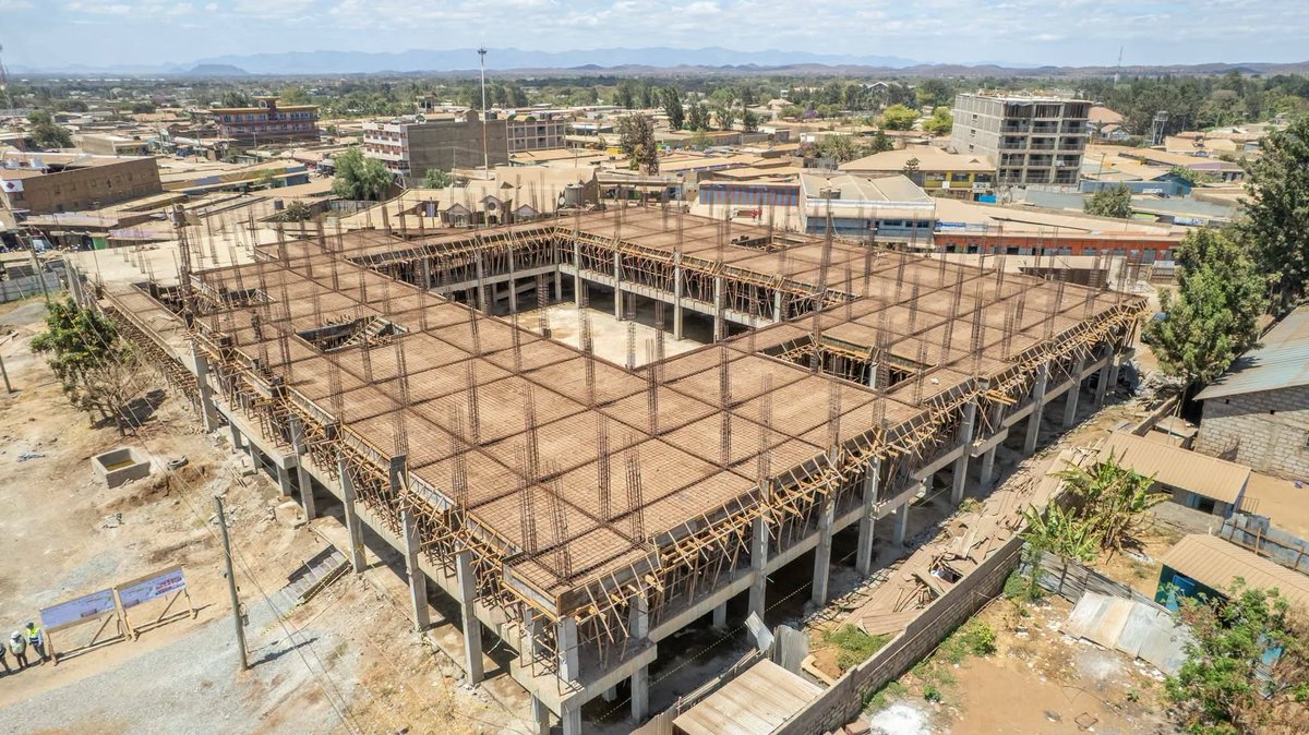VuukaFM's tweet photo. Umwamishi @WilliamsRuto karunu yakogendela esogoni yumbakwa ya Kimana, Kajiado Yi Isavaru mu ikaunti ya Kajiado. #VuukaNews #UmwoyoGwuMurogori #politics #development #modernmarket https://t.co/1FqO8eqW84