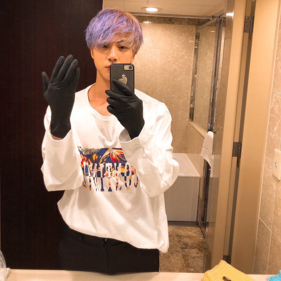 jinsneckmole's tweet photo. seokjin out here creating a whole new genre of jin pictures without even his knowledge 😭 https://t.co/VPRP4YPJ81