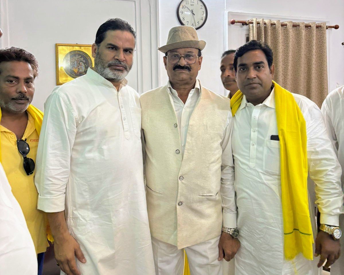 Jsinquilab's tweet photo. मुजफ्फरपुर में जन सुराज अल्पसंख्यक प्रकोष्ठ की एक अहम बैठक आयोजित हुई। बैठक में जन सुराज के संस्थापक प्रशांत किशोर जी एवं अल्पसंख्यक प्रकोष्ठ के ज़िला अध्यक्ष इम्तियाज़ वारसी मौजूद रहे।
​इस दौरान दर्जनों नए साथियों ने पार्टी की सदस्यता ली। https://t.co/OQahfkeR0y