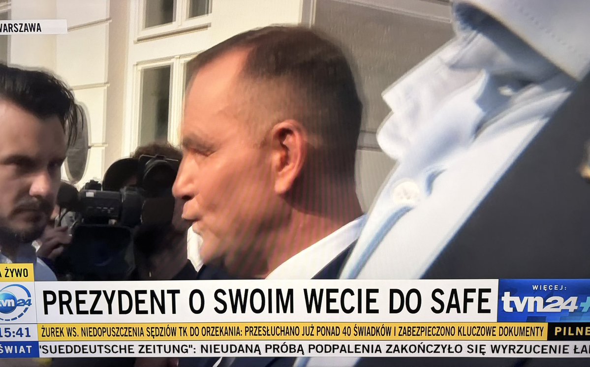Rysiek04071893's tweet photo. Wywiad był w TV. Streszczę, szkoda czasu na oglądanie. 👇

Tusk, Żurek, prokuratura - źli. Za Ziobry było dobrze.
Zondacrypto - wina Tuska.
Piesiewicz, Moskal, związki Konferdederacji z Zondacrypto, Kral - nie znam, nie moja sprawa.
Budżet państwa za PiS był bardzo dobry, teraz jest bardzo zły. 
To ja powołuję sędziów TK. To ja wiem, które ustawy są dobre a które złe.

Pół godziny bezwartościowego pierdolenia. Równie dobrze można było wyemitować przemówienie Putina, Zacharowej czy Pieskowa.

Dobry wieczór Państwu. ✌️