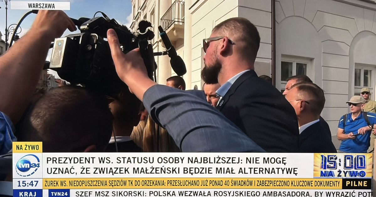 Rysiek04071893's tweet photo. Wywiad był w TV. Streszczę, szkoda czasu na oglądanie. 👇

Tusk, Żurek, prokuratura - źli. Za Ziobry było dobrze.
Zondacrypto - wina Tuska.
Piesiewicz, Moskal, związki Konferdederacji z Zondacrypto, Kral - nie znam, nie moja sprawa.
Budżet państwa za PiS był bardzo dobry, teraz jest bardzo zły. 
To ja powołuję sędziów TK. To ja wiem, które ustawy są dobre a które złe.

Pół godziny bezwartościowego pierdolenia. Równie dobrze można było wyemitować przemówienie Putina, Zacharowej czy Pieskowa.

Dobry wieczór Państwu. ✌️