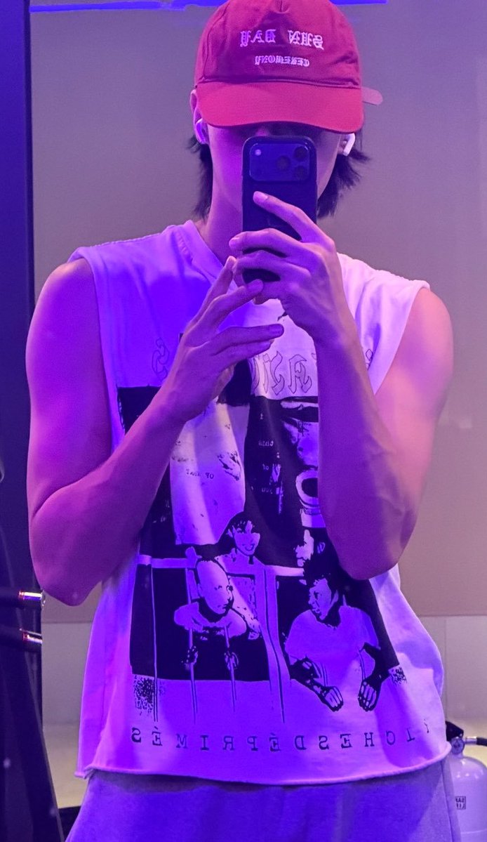 b1tesize's tweet photo. mind you that shirt used to hang on him now its fits him like a glove https://t.co/ir8hy46vS7