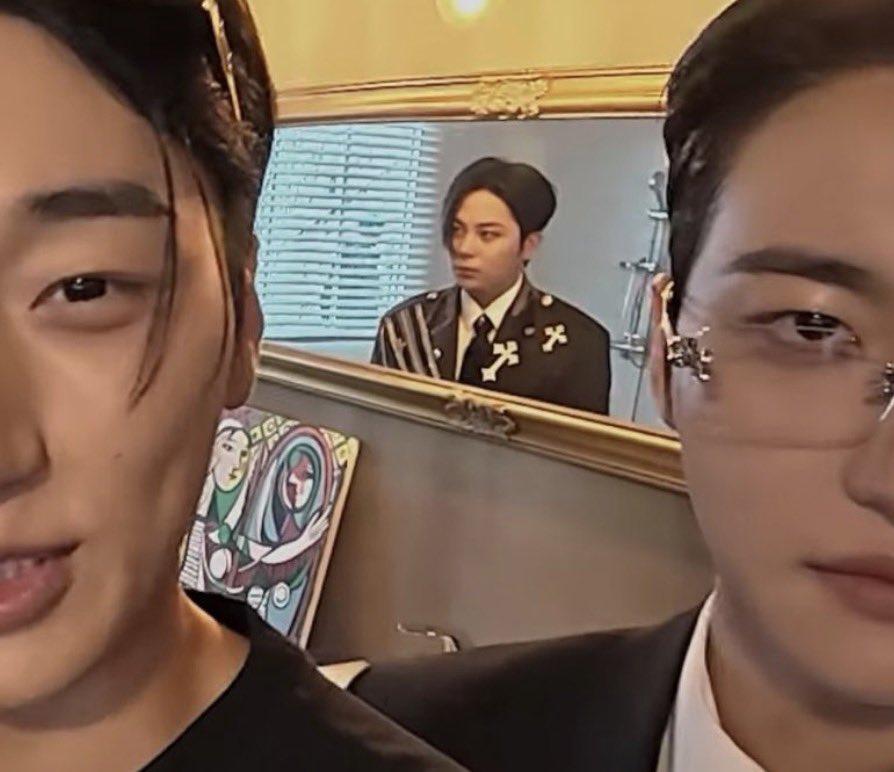 jonghoping's tweet photo. Jongho in the background is killing me https://t.co/ZW7RPKYiKj
