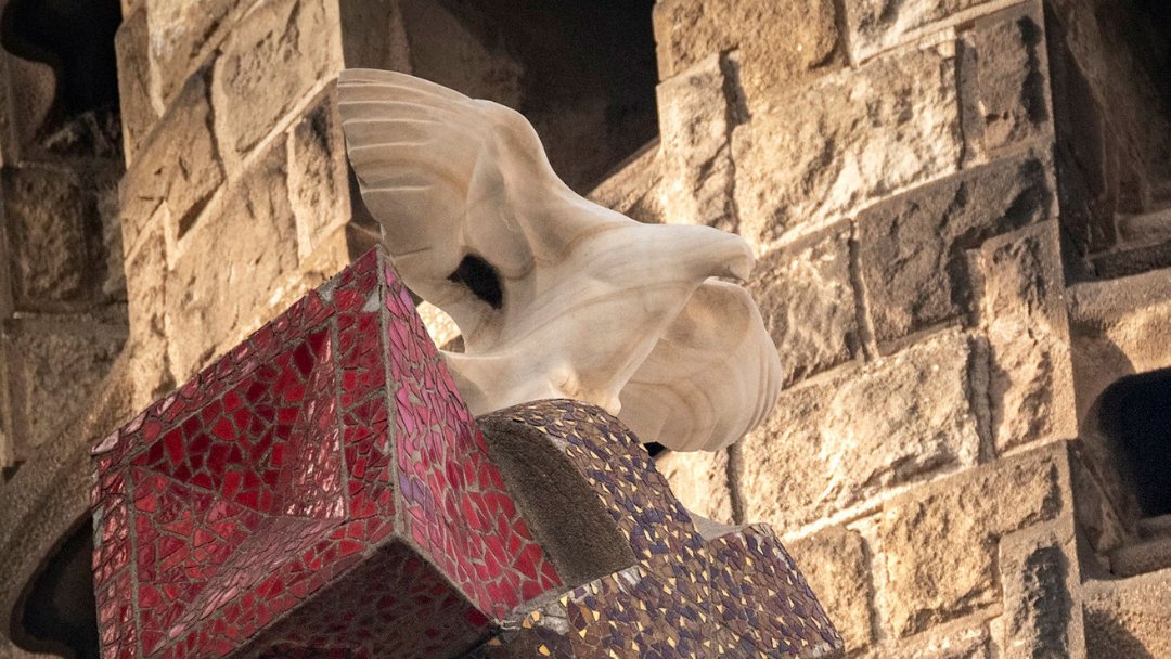 sagradafamilia's tweet photo. Una de les representacions de l'Esperit Sant és el colom. 🕊 A la Basílica de la Sagrada Família el trobem representat en diferents espais. T'ensenyem a on 👇 https://t.co/42NYQ4uECI