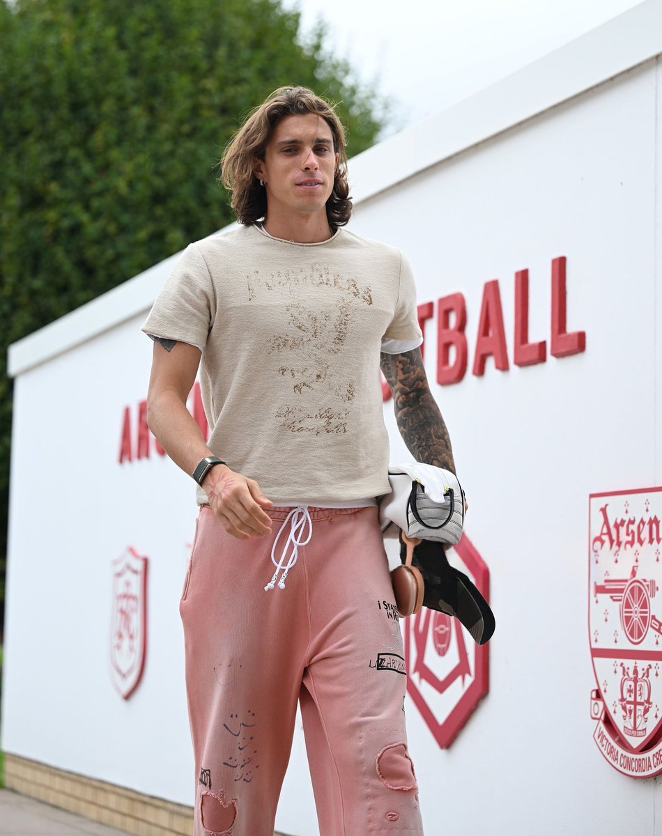 CalafioriFiles's tweet photo. Richy looking extra ‘adowable’ today 🩷 [📸 : Stuart MacFarlane] #Calafiori #Arsenal https://t.co/R4899jL4VE