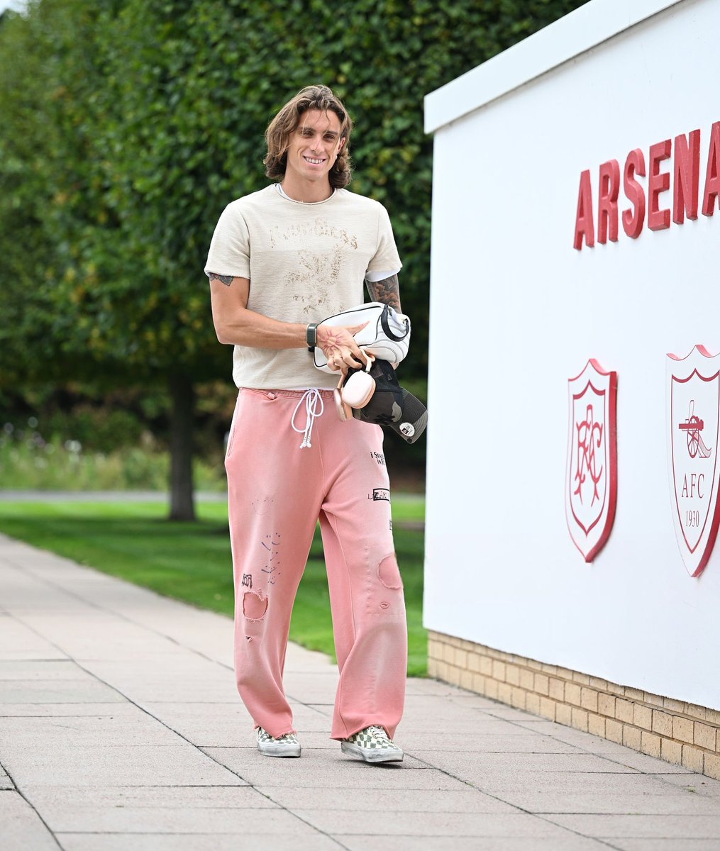CalafioriFiles's tweet photo. Richy looking extra ‘adowable’ today 🩷 [📸 : Stuart MacFarlane] #Calafiori #Arsenal https://t.co/R4899jL4VE