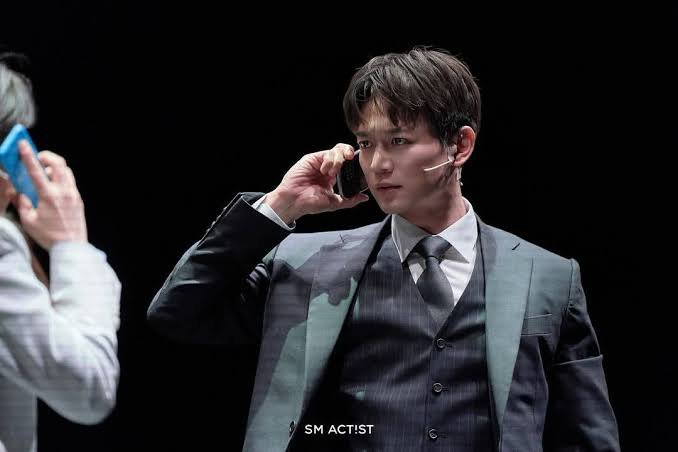 retrotesque's tweet photo. Being a theater actor is a childhood dream of Minho's 🥺

🐿️ When I saw my first play I was 20 yo. I was like, "Someday, I'll stand on that stage too." https://t.co/dF4Lcal3ks
