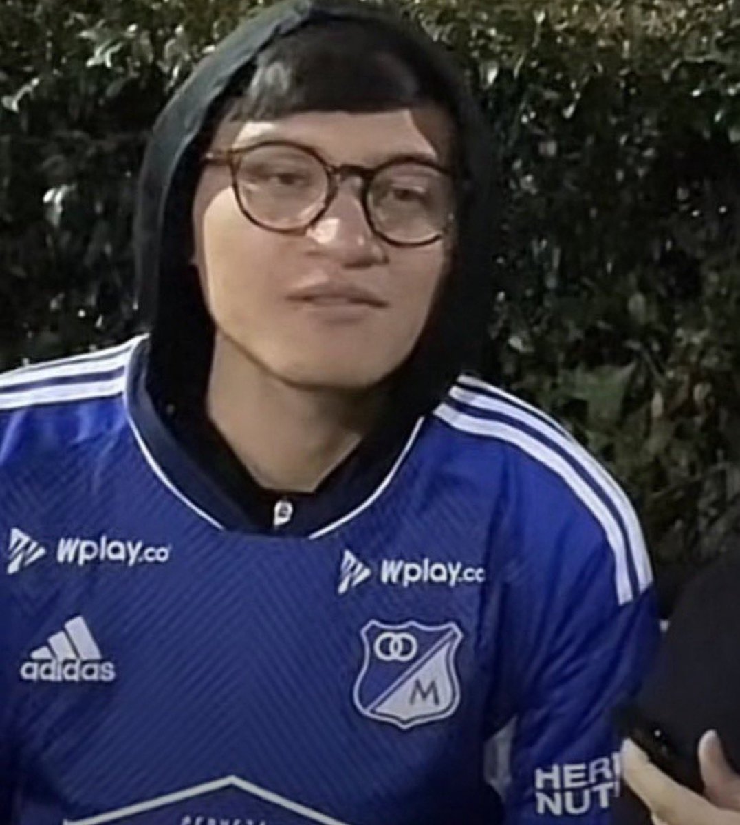 socotic_'s tweet photo. @SantaFe estas son las joyitas de “influencers” con los que trabajan, espero de todo corazón nunca jamás ver a ese muchacho trabajando con ustedes. Que personaje tan desagradable, muy “hincha” de Santa Fe y no representa para nada al equipo. Todo por un mísero like en redes. https://t.co/1DeHzatGYe
