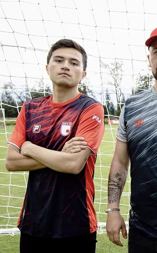 socotic_'s tweet photo. @SantaFe estas son las joyitas de “influencers” con los que trabajan, espero de todo corazón nunca jamás ver a ese muchacho trabajando con ustedes. Que personaje tan desagradable, muy “hincha” de Santa Fe y no representa para nada al equipo. Todo por un mísero like en redes. https://t.co/1DeHzatGYe