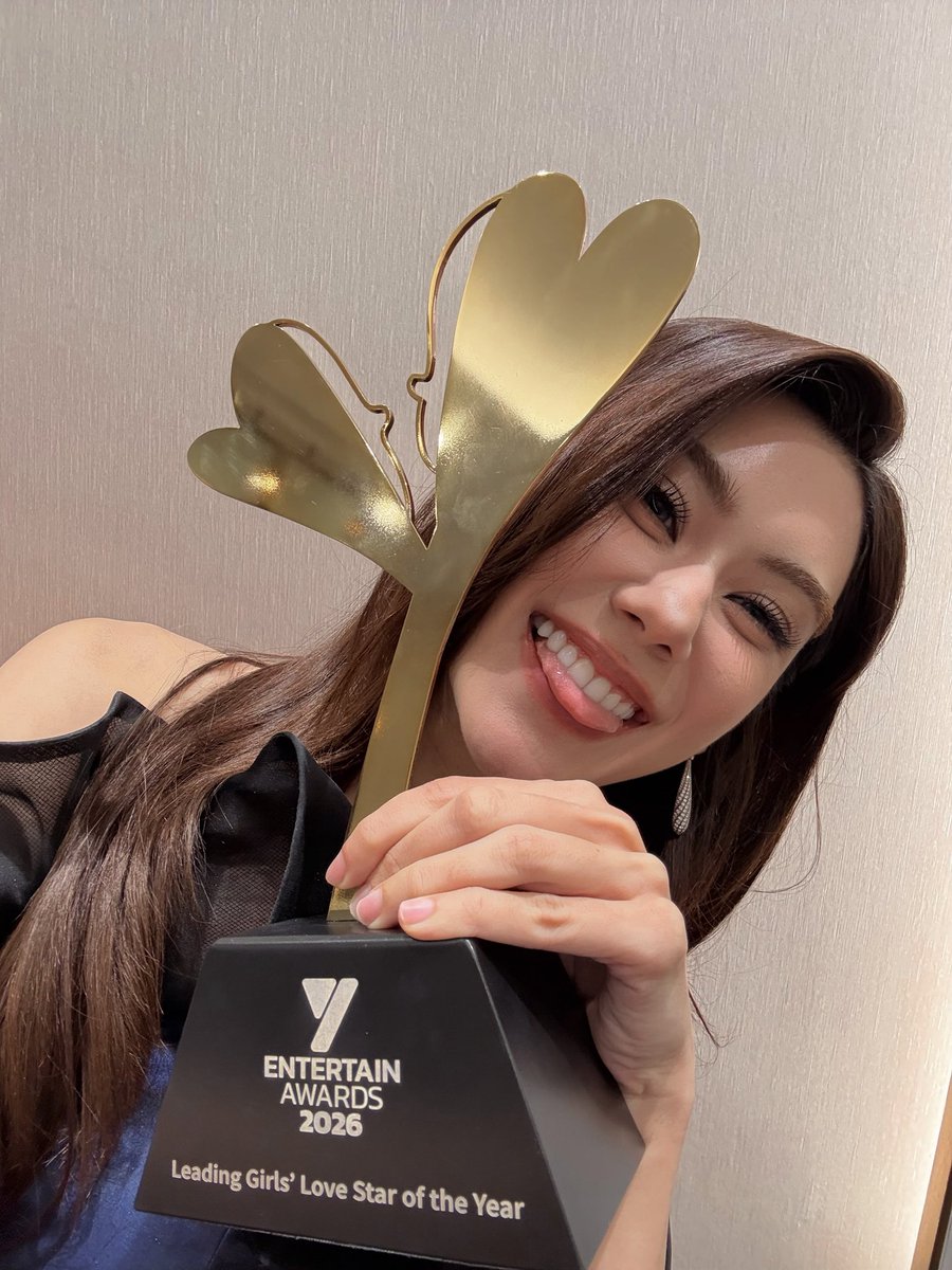lena__lorena's tweet photo. ทุกคนนนนนน 🥹🤍 I DID ITTTTTT!!!!

ทุกคนจำได้มั้ย… ว่าครั้งหนึ่งน่าเคยบอกว่ามีความฝันนี้อยู่ในใจ และวันนี้ความฝันนั้นกลายเป็นจริงแล้ว 🥺  รางวัลนี้เป็นของทุกคนที่เดินทางมาด้วยกัน 🤍 

ขอบคุณ รักสุดท้าย My Safe Zone ช่อง 3 พี่อุ๊ ทีมงานทุกคน และหมวยยยย my best partner in crime, you guys are my best team🫶🏻 

และขอบคุณทุกคนสำหรับแรงซัพพอร์ทที่ส่งมาให้กันและที่เชื่อในน่าเสมอมา น่าเคยคิดว่ามันเป็นความฝันของน่าคนเดียว แต่วันนี้เพิ่งรู้ว่ามันกลายเป็นความฝันของพวกเราหลายคนไปแล้ว🥺

Dreams don’t work unless you do. But sometimes, when you keep going long enough, they become reality :) 
แด่ลลินาตัวน้อย เธอทำได้แล้วนะ..

#YentertainmentawardsXLenaMiu
#Lalinalena