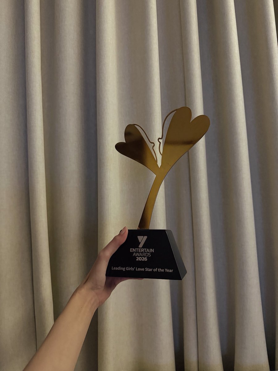 lena__lorena's tweet photo. ทุกคนนนนนน 🥹🤍 I DID ITTTTTT!!!!

ทุกคนจำได้มั้ย… ว่าครั้งหนึ่งน่าเคยบอกว่ามีความฝันนี้อยู่ในใจ และวันนี้ความฝันนั้นกลายเป็นจริงแล้ว 🥺  รางวัลนี้เป็นของทุกคนที่เดินทางมาด้วยกัน 🤍 

ขอบคุณ รักสุดท้าย My Safe Zone ช่อง 3 พี่อุ๊ ทีมงานทุกคน และหมวยยยย my best partner in crime, you guys are my best team🫶🏻 

และขอบคุณทุกคนสำหรับแรงซัพพอร์ทที่ส่งมาให้กันและที่เชื่อในน่าเสมอมา น่าเคยคิดว่ามันเป็นความฝันของน่าคนเดียว แต่วันนี้เพิ่งรู้ว่ามันกลายเป็นความฝันของพวกเราหลายคนไปแล้ว🥺

Dreams don’t work unless you do. But sometimes, when you keep going long enough, they become reality :) 
แด่ลลินาตัวน้อย เธอทำได้แล้วนะ..

#YentertainmentawardsXLenaMiu
#Lalinalena