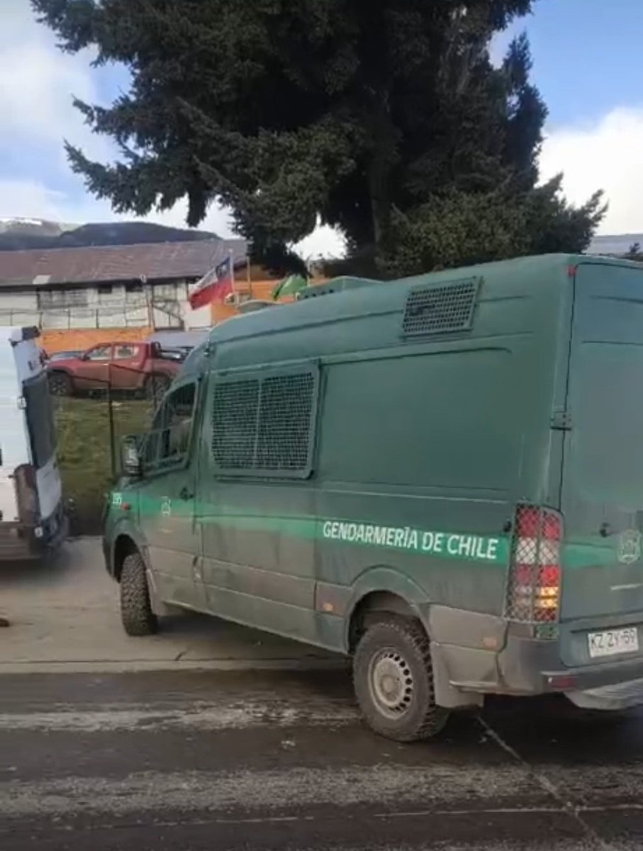 PanoramicAysen's tweet photo. 🟠 Seremi de Justicia Aysén y Gendarmería confirman el fallecimiento de dos internos tras violenta riña al interior de cárcel de Coyhaique a primeras horas de la mañana, otros cuatro reos habrian resultado con lesiones.
*imagen: live diario el divisadero* https://t.co/AXyVTA87YQ