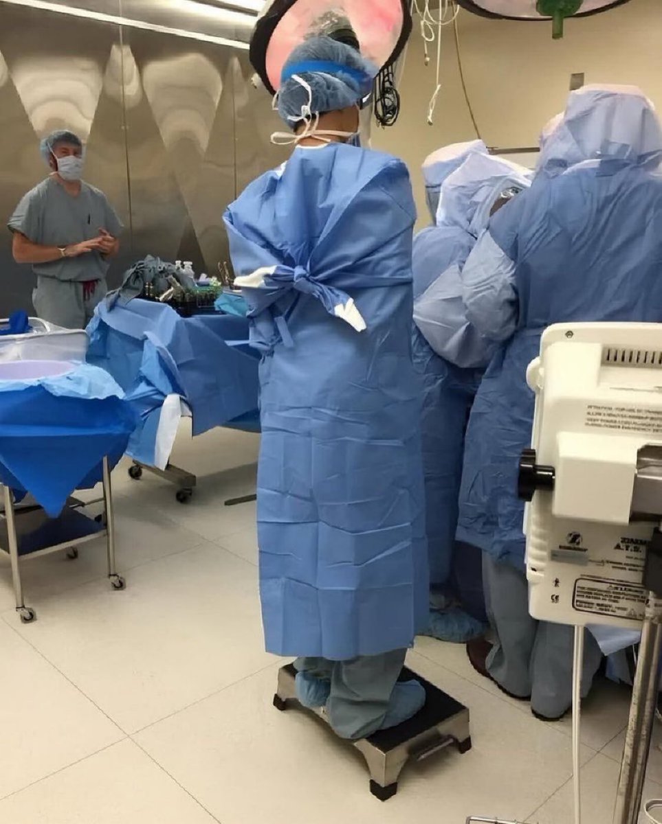 Doctors__squad's tweet photo. This is how one of the surgeons kept med students from breaking sterility 🫣🫣 https://t.co/2uDF0aW2U3