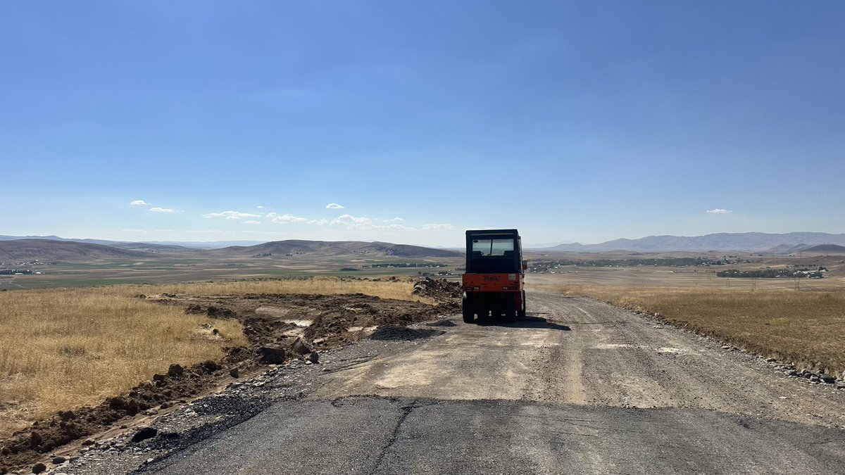 Akpartipatnos04's tweet photo. 📍 Çimenli Köyü

Çimenli Köyümüzde devam eden yol yapım ve asfalt çalışmalarını yerinde inceleyerek çalışmalar hakkında gerekli bilgileri aldık.

Köyümüze hayırlı, uğurlu olsun. 🚧 https://t.co/8JpDGmbWqG