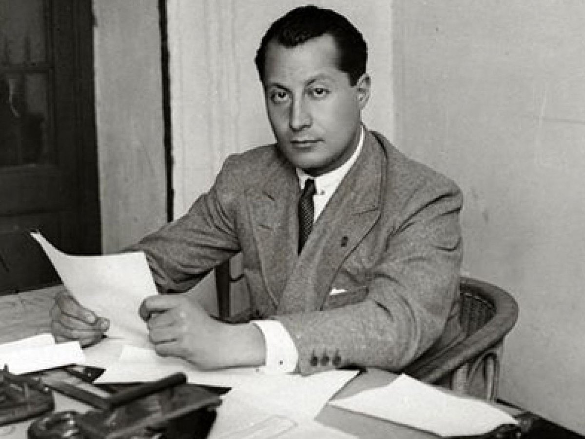 dolor_dp's tweet photo. @JaimeMercant José Antonio era un joven idealista vehemente, carismático, culto, leal a sus principios, era una mezcla entre disciplina y romanticismo, un hombre elegante. Nada que ver con esta gente (sin entrar en la legitimidad o si está bien la manifestación, pero no pueden representarlo) https://t.co/fuIveSLj3i