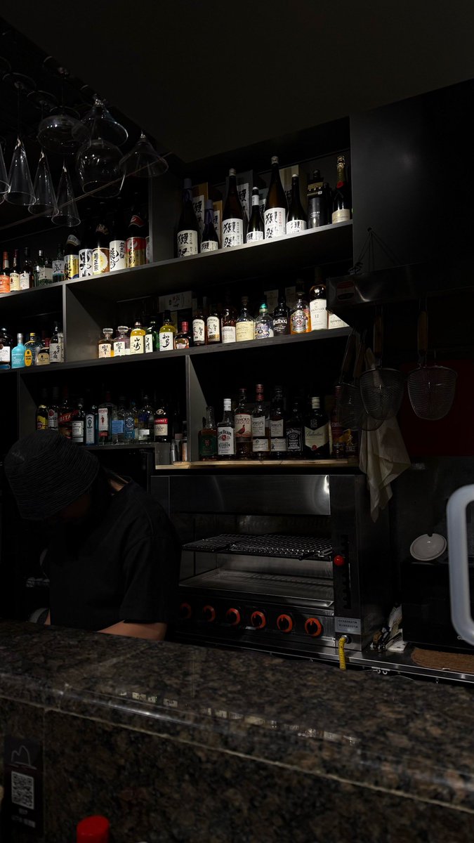 SloaneKenlai's tweet photo. En el rincón pequeo de la calle, la luz cálida del puesto de tapas brilla a medianoche, acompaando cada bocado con el silencio suave de la noche. https://t.co/m5etPAN72H