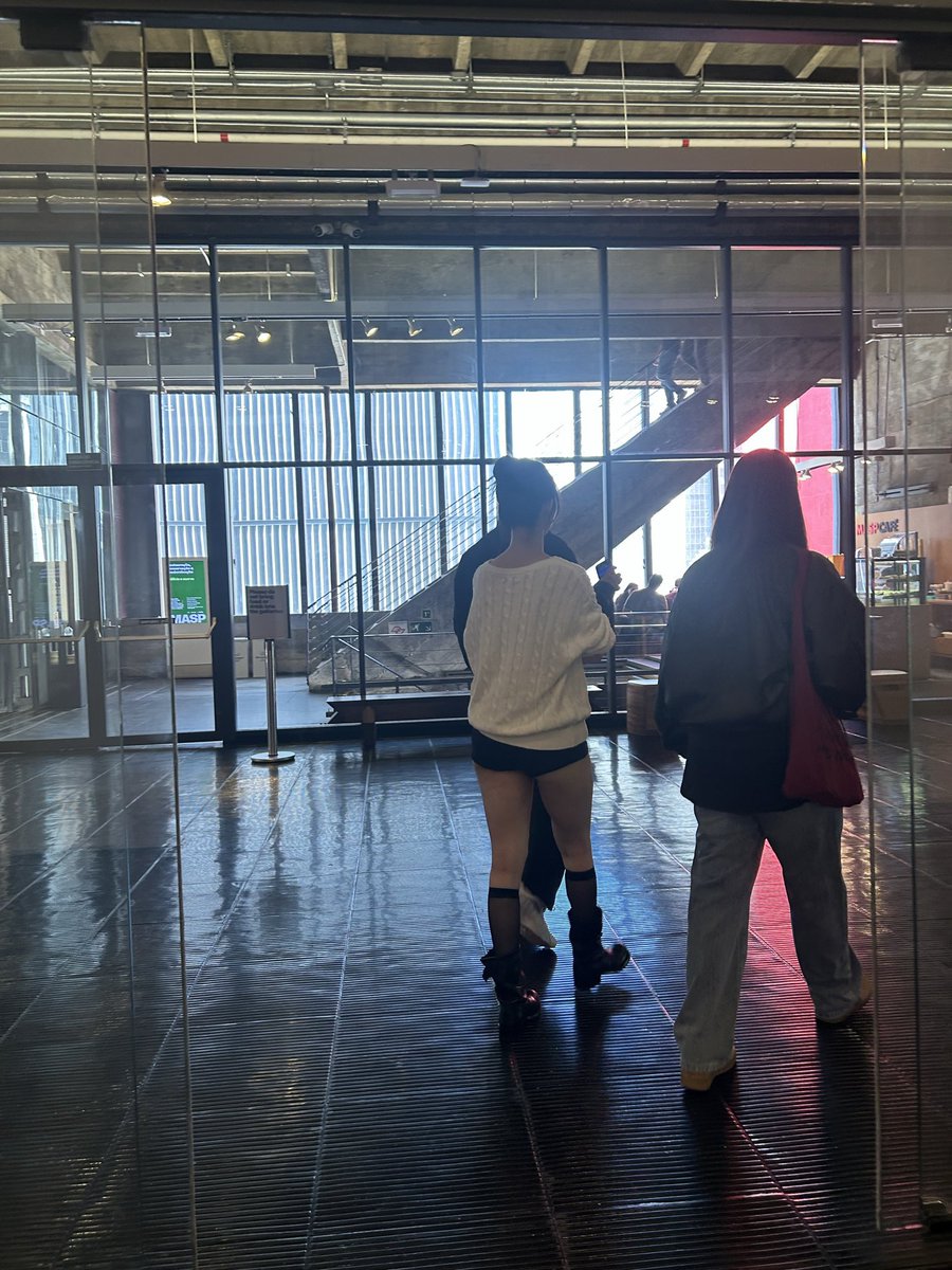 infoaespabr's tweet photo. Mais registros da KARINA de shortinho beira cu passeando pelo MASP. https://t.co/x0YrehncVp