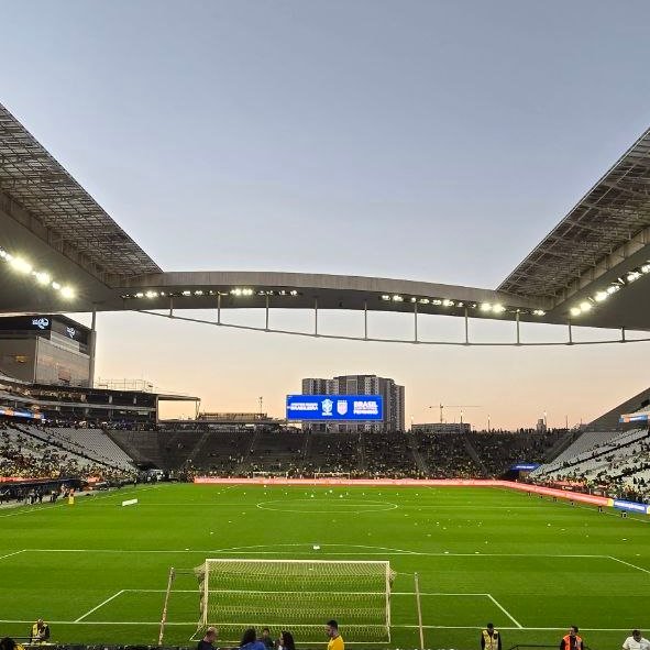 FielNaAlma's tweet photo. O jornalismo "investigativo" só acorda quando o circo pega fogo ou quando o roteiro já vem pronto.

Nos últimos anos, quantos jornalistas moveram um palha para checar os pagamentos da Arena? Quantos foram investigar a fundo quem era a REAG (ligada ao Banco Master) enquanto ela mandava por lá? Zero. Mas foi só virar pauta ontem que o jornalismo investigativo de ocasião despertou: brotou "perito" até do chão. 

Checaram a vida de todo mundo, vasculharam cada detalhe... só esqueceram do básico: verificar se o relatório está correto. Impressionante como a imprensa é seletiva, né?

📷 Fiel na Alma
