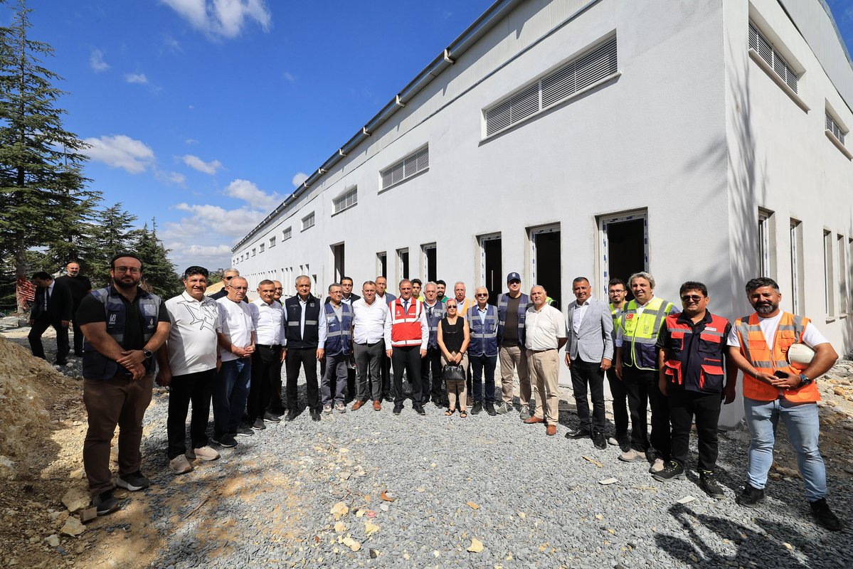iskignmudurlugu's tweet photo. 💧 Avrupa Yakası’nın, özellikle Esenyurt’un artan su ihtiyacına güçlü bir çözüm getiriyoruz!

🔎 İBB Başkan Vekilimiz Sayın Nuri Aslan İkitelli İçme Suyu Arıtma Tesisi’nden Esenyurt İçme Suyu Deposu’na uzanan 14 kilometrelik Çelik İsale Hattı ve günlük 290 bin m3 kapasiteli Yeni Terfi Merkezi inşaat çalışmalarını yerinde inceledi.

📈 1.600 mm çapındaki yeni isale hattımızla İkitelli’den sağlanacak ilave suyu Esenyurt ve çevre ilçelere ulaştırarak bölgenin içme suyu iletim kapasitesini iki katına çıkaracağız.

👷🏻‍♂️ Bugüne kadar hattın 9.156 metrelik bölümünü tamamladık. Çalışmalarımızı hızla sürdürerek İstanbul için daha güvenli ve kesintisiz bir içme suyu altyapısı oluşturuyoruz.