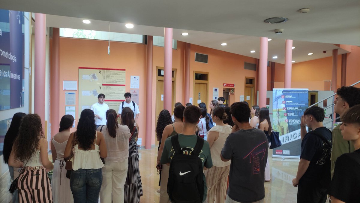 FCTQ_uclm's tweet photo. Nuestros mentores están enseñando todos los edificios a los nuevos estudiantes. https://t.co/n7ddhVhs81
