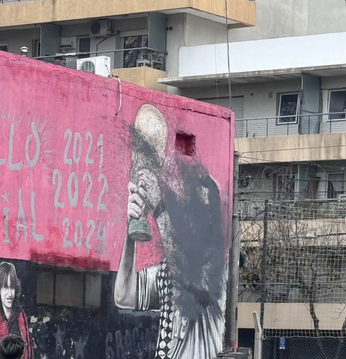 leprosotuitero_'s tweet photo. Tener que escarchar un mural de un tipo como Scaloni es tocar fondo, qué feo ser sinaliento y seca nuca. https://t.co/pAxQ5Ivkco